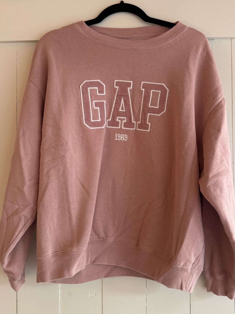 GAP Women's Crewneck Sweatshirt in Dusty Rose